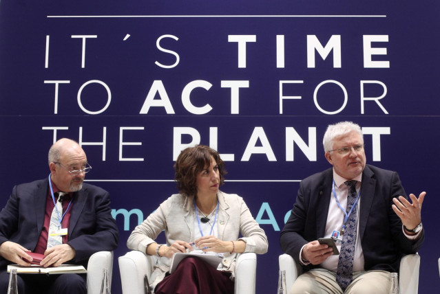 La secretaria de Estado de España Global, Irene Lozano, en la conferencia sobre 'Desinformación y negacionismo del cambio climático' durante la décima jornada de la Conferencia de Naciones Unidas sobre el Cambio Climático (COP25), en Madrid