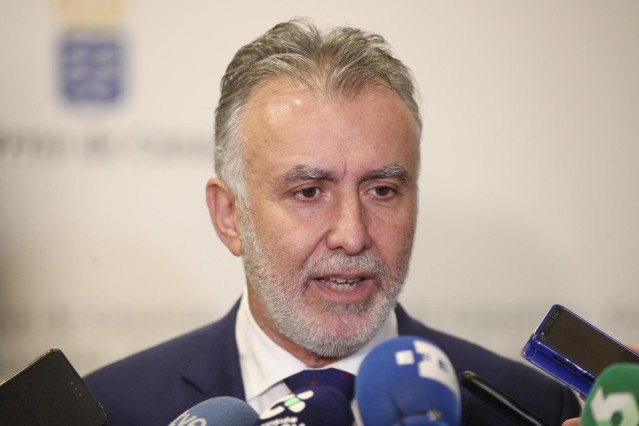 El presidente de Canarias. Ángel Víctor Torres, ofrece declaraciones a los medios de comunicación tras su conversación telefónica con el presidente del Gobierno en funciones, Pedro Sánchez
