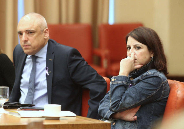 El diputado del PSOE Rafael Simancas y la portavoz del Partido Socialista en el Congreso, Adriana Lastra, durante la reunión de la Diputación Permanente del Congreso