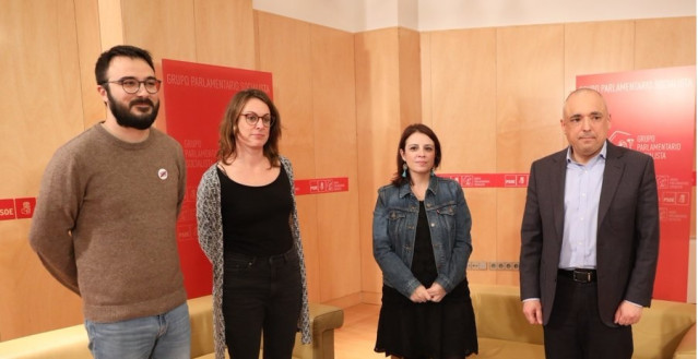Reunión entre la portavoz del PSOE, Adriana Lastra, el secretario general del Grupo Socialista, Rafael Simancas, y los diputados de la CUP, Mireia Vehí y Albert Botran