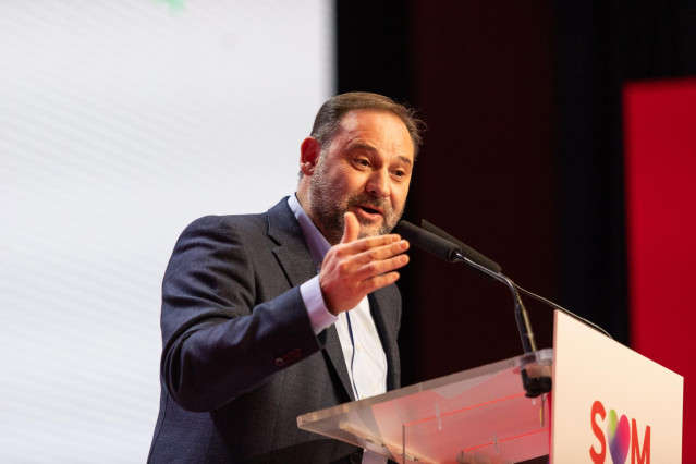 El ministro de Fomento, José Luis Abalos (i), durante la presentación de las candidaturas a los órganos del PSC, en Barcelona a 15 de diciembre de 2019