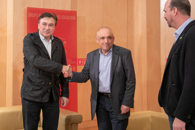 El diputado de Teruel Existe en el Congreso, Tomás Guitarte (izq) saluda al secretario general del Grupo Socialista, Rafael Simancas (centro), junto al el senador de Teruel Existe, Juaquín Egea (dech)