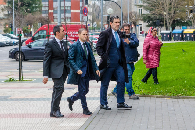 (I-D) El fiscal Manuel Pedreira, el juez instructor del caso, Roberto Ramos y el fiscal jefe de Álava, Josu Izaguirre a su llegada al Palacio la Justicia de Vitoria