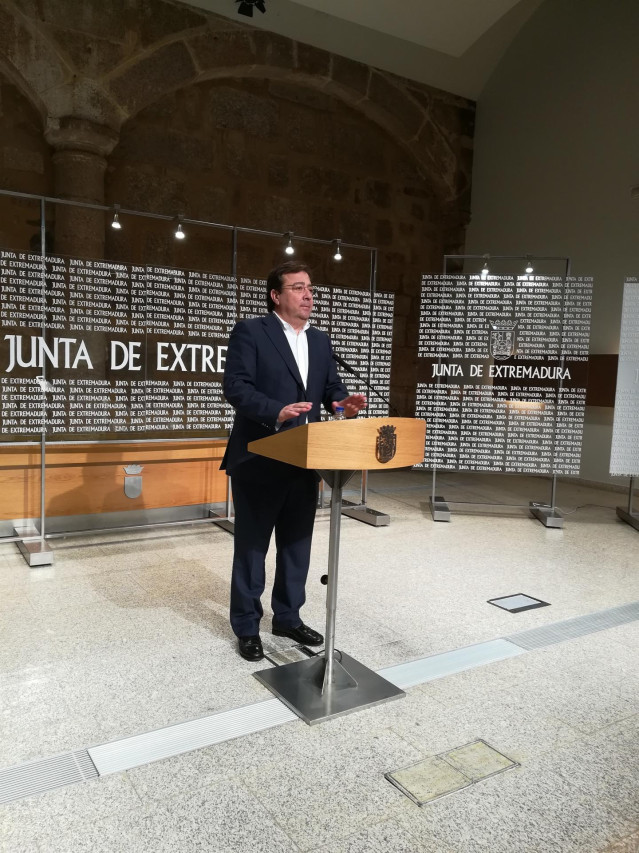 El presidente de la Junta, Guillermo Fernández Vara, en rueda de prensa para referirse a la gobernabilidad en España