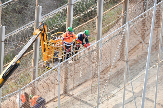 Operarios retirando las concertinas de la valla de Ceuta, a 04 de Diciembre de 2019.