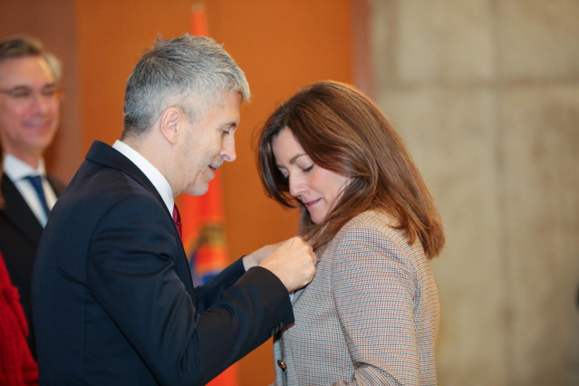 El ministro de Interior en funciones, Fernando Grande-Marlaska entrega una medalla a la periodista de Europa Press, Eva González por su trayectoria profesional,  durante el acto de entrega de las Medallas al Mérito de Protección Civil 2019 en la Escuela N