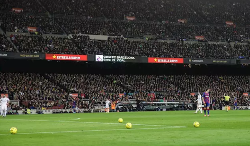 Balones amarillos lanzados en el Camp Nou durante el Clu00e1sico Xavi Bonilla AFP7 EP