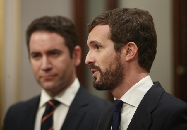 El presidente del Partido Popular, Pablo Casado, en rueda de prensa junto al secretario general del partido, Teodoro García Egea (izq)