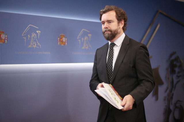 El portavoz de VOX en el Congreso, Iván Espinosa de los Monteros, a su llegada a la rueda de prensa en el Congreso