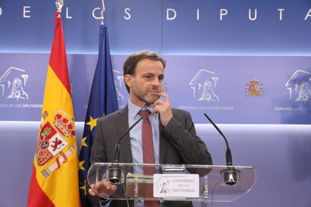 El diputado de En Comú Podem Jaume Asens Llodrá ofrece una rueda de prensa en el Congreso de los Diputados tras su consulta con el Rey sobre una posible investidura del candidato socialista como Presidente del Gobierno, en Madrid (España), a 11 de diciemb