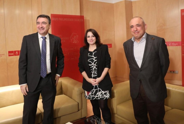 El portavoz del PNV, Aitor Esteban, con la vicesecretaria general del PSOE, Adriana Lastra, y el secretario general del Grupo Socialista, Rafael Simancas