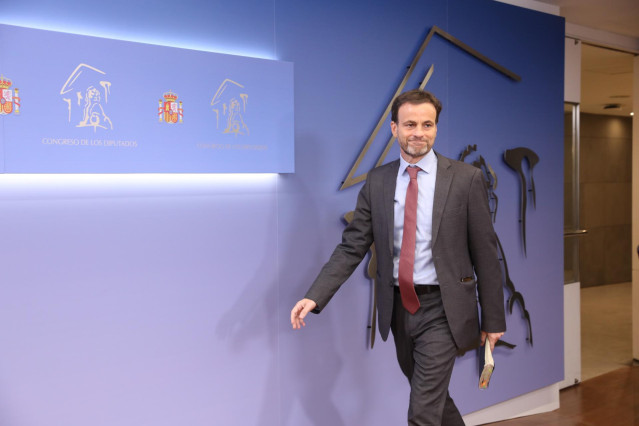 El diputado de En Comú Podem Jaume Asens Llodrá se dirige a ofrecer una rueda de prensa en el Congreso de los Diputados tras su consulta con el Rey sobre una posible investidura del candidato socialista como Presidente del Gobierno, en Madrid (España), a