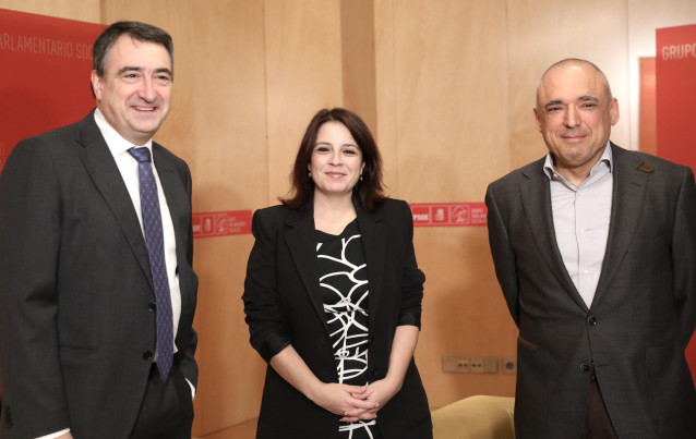 (I-D) El portavoz del PNV en el Congreso, Aitor Esteban, la portavoz del PSOE en el Congreso, Adriana Lastra y  el secretario general del Grupo Socialista, Rafael Simancas, posan juntos antes de su reunión en el Congreso
