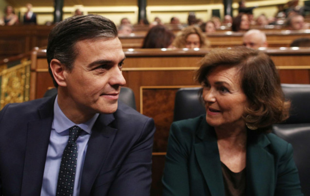 El presidente del Gobierno en funciones, Pedro Sánchez y la vicepresidenta del Gobierno en funciones, Carmen Calvo, durante la sesión de constitución de las Cortes para la XIV Legislatura en el Congreso de los Diputados