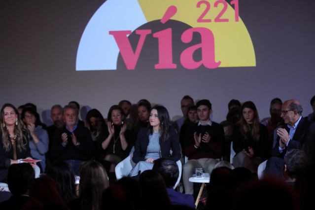La presidenta y portavoz de Ciudadanos en el Congreso, Inés Arrimadas (c), participa en el 'Vía 221. Un acuerdo constitucionalista para España', en Madrid a 19 de diciembre de 2019