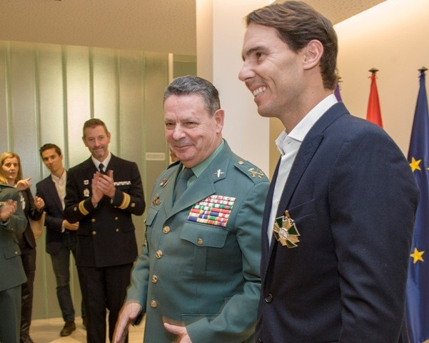 El tenista Rafa Nadal recibe la Cruz de Plata al mérito de la Guardia Civil
