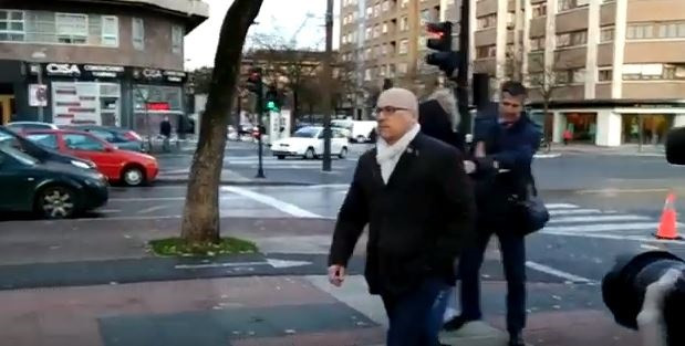 El principal condenado por el conocido como 'caso De Miguel' , Alfredo De Miguel, llega a la Audiencia Provincia de Álaval, que decidirá si ingresa en prisión de forma inmediata