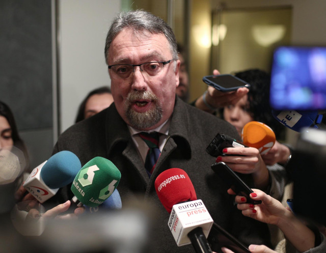 El diputado de Foro Asturias, Isidro Martínez Oblanca, atiende a los medios de comunicación tras su reunión con el PSOE