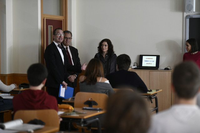 El consejero de Educación y Juventud, Enrique Ossorio y la presidenta de la Comunidad de Madrid, Isabel Díaz Ayuso