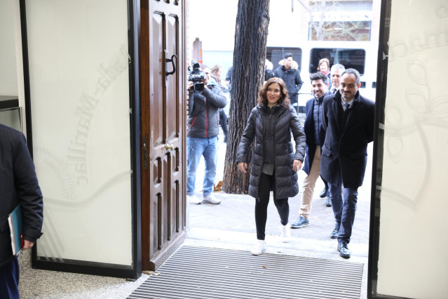 La presidenta de la Comunidad de Madrid, Isabel Díaz Ayuso, a su llegada al colegio de La Inmaculada-Marillac, con motivo de las actividades para la celebrar la Navidad, en Madrid (España), a 20 de diciembre de 2019.