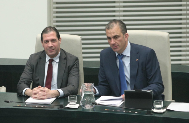 (I-D) El candidato de Vox al Congreso por Zaragoza y concejal del Ayuntamiento de Madrid, Pedro Fernández y el secretario general de Vox y portavoz del grupo en el Ayuntamiento de la capital, Javier Ortega Smith, durante una sesión ordinaria del Pleno del