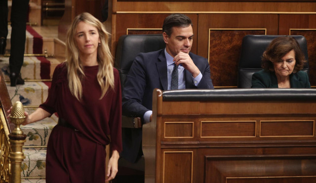 La portavoz del PP en el Congreso, Cayetana Álvarez de Toledo, ante el presidente  Pedro Sánchez y la vicepresidenta Carmen Calvo