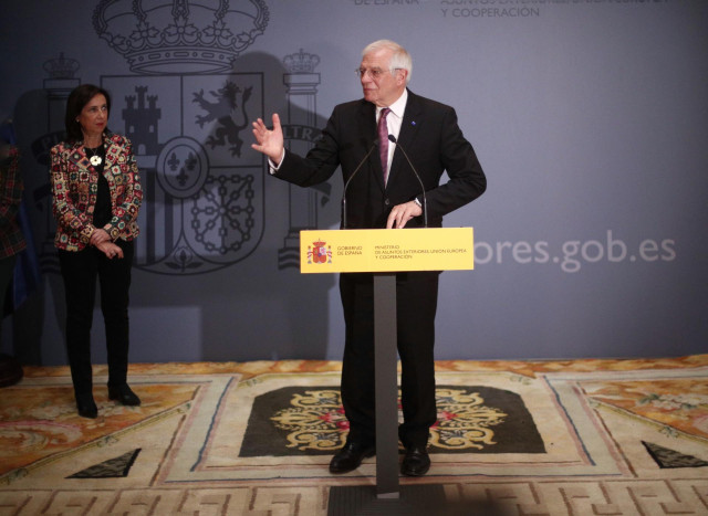 El ministro de Asuntos Exteriores, UE y Cooperación en funciones, Josep Borrell,  en la sede del Ministerio dejando su tarea de forma temporal en manos de la titular de Defensa en funciones, Margarita Robles. en Madrid (España), a 29 de noviembre de 2019.