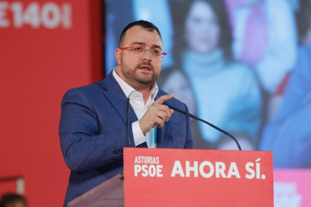 El secretario general de la FSA y presidente del Principado de Asturias, Adrián Barbón, durante un mitin en Gijón