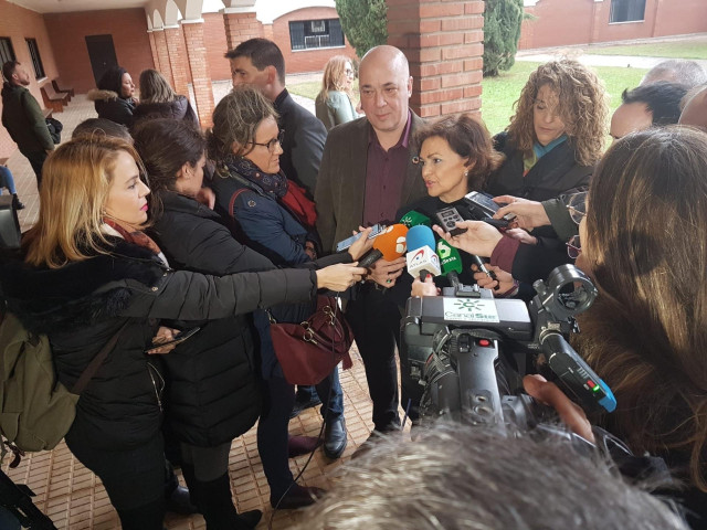 Carmen Calvo atiende a los periodistas