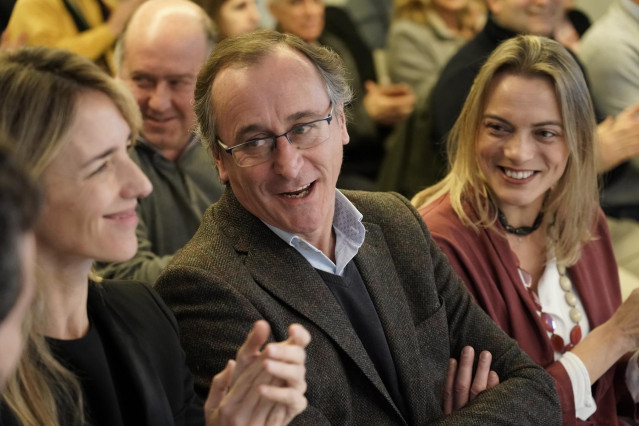 (I-D) La portavoz del PP en el Congreso, Cayetana Álvarez de Toledo, y el presidente del PP vasco, Alfonso Alonso, y la Secretaria General del PP vasco, Amaya Fernández, asisten durante el acto de conmemoración del PP vasco del 41 aniversario de la Consti