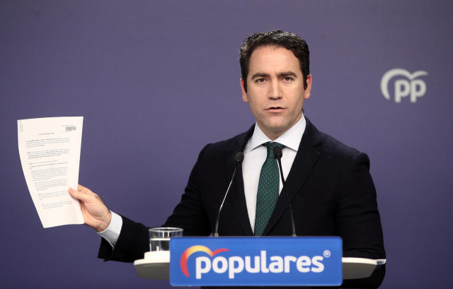 El secretario general del Partido Popular, Teodoro García Egea, muestra el documento en el que el partido pide que Oriol Junqueras deje de ser Eurodiputado, durante la rueda de prensa ofrecida tras la reunión del Comité de Dirección del partido.