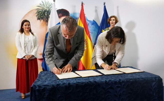 El presidente del Gobierno de Canarias, Ángel Víctor Torres y la ministra de Industria, Comercio y Turismo en funciones, Reyes Maroto
