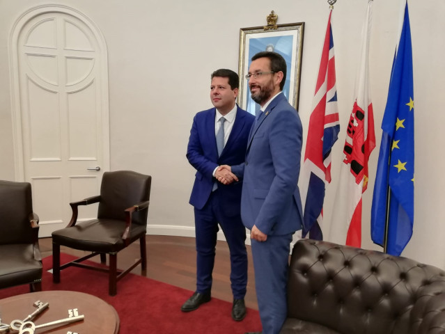 El alcalde de La Línea, Juan Franco, con Fabian Picardo