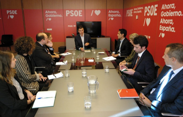 El secretario de Relaciones internacionales del PSOE, Héctor Gómez, con representantes de Embajadas