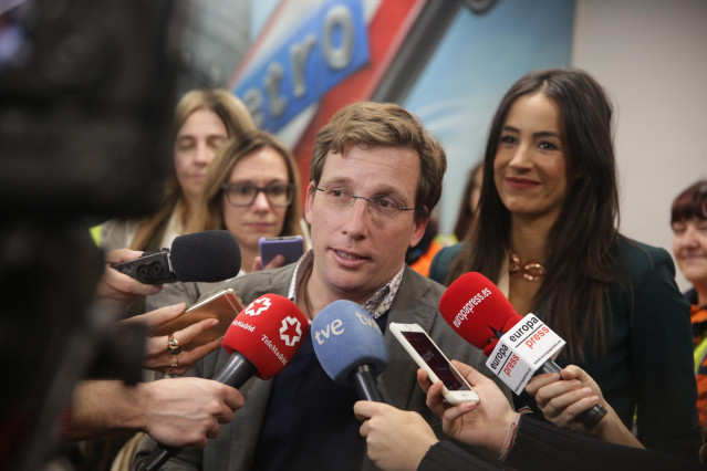 El alcalde de Madrid, José Luis Martínez-Almeida, y la vicealcaldesa, Begoña Villacís, entregan juguetes a menores dos centros de acogida de SAMUR Social en Madrid a 23 de diciembre de 2019.