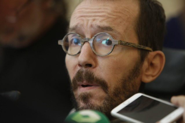 El secretario de Acción de Gobierno de Podemos, Pablo Echenique ofrece declaraciones a los medios de comunicación en un acto de partido en el Museo de Arte Contemporáneo, en Alicante (España), a 25 de octubre de 2019.