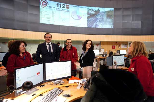 La presidenta de la Comunidad de Madrid, Isabel Díaz Ayuso, junto al consejero de Justicia, Interior y Víctimas, Enrique López, visitan el centro de coordinación del 112.