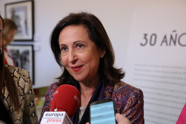 La ministra de defensa, Margarita Robles, en su visita a la exposición fotográfica ` 30 años de Misiones de Paz´, instalada en la sala de Exposiciones del Archivo de la Fundación Pablo Iglesias, a 13 de septiembre de 2019