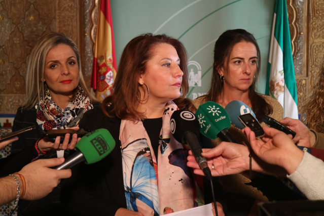 La consejera de Agricultura de la Junta, Carmen Crespo, flanqueda por las delegadas almerienses Maribel Sánchez y Aránzazu Martín
