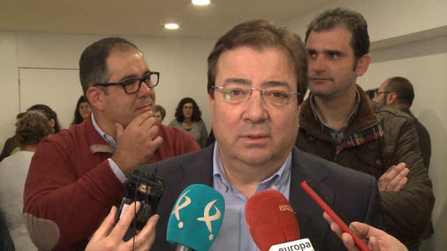 El presidente de la Junta, Guillermo Fernández Vara, atiende a los medios de comunicación