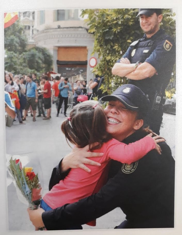 Felicitación navideña del director de la Policía, Francisco Pardo, utilizando una foto de las muestras de cariño en la Jefatura Superior de Barcelona tras los altercados de grupos independentistas