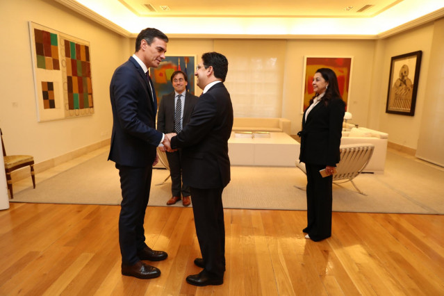 El presidente del Gobierno en funciones, Pedro Sánchez (izquierda), recibe al ministro de Asuntos Exteriores de la Cooperación Africana y de los Marroquíes Residentes en el Extranjero del Reino de Marruecos, Nasser Bourita (derecha).