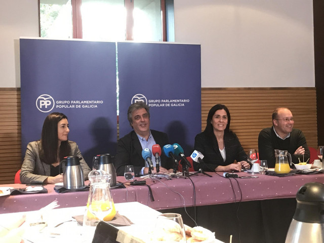 El portavoz parlamentario del PPdeG, Pedro Puy, acompañado por los viceportavoces en el desayuno informativo del Grupo Parlamentario Popular