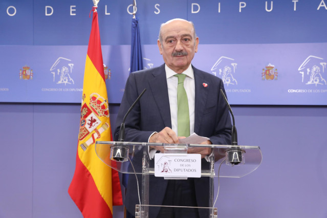 El diputado del Partido Regionalista de Cantabria (PRC), José María Mazón ofrece rueda de prensa en el Congreso de los Diputados tras su consulta con el Rey sobre una posible investidura del candidato socialista como Presidente del Gobierno, en Madrid (Es