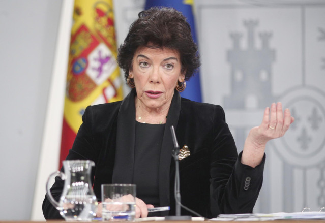 La portavoz y ministra de Educación en funciones, Isabel Celaá, durante la rueda de prensa tras el Consejo de Ministros en La Moncloa, Madrid (España), a 27 de diciembre de 2019.