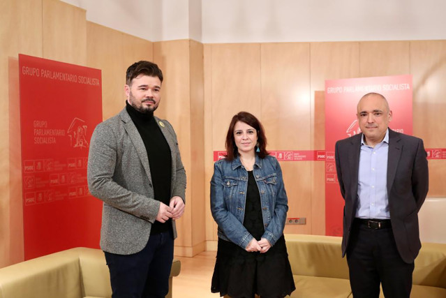 El portavoz de ERC en el Congreso, Gabriel Rufián; la portavoz del Grupo Socialista  Adriana Lastra, y el secretario general del Grupo Socialista, Rafael Simancas durante su reunión en el Congreso de los Diputados para la investidura de Pedro Sánchez