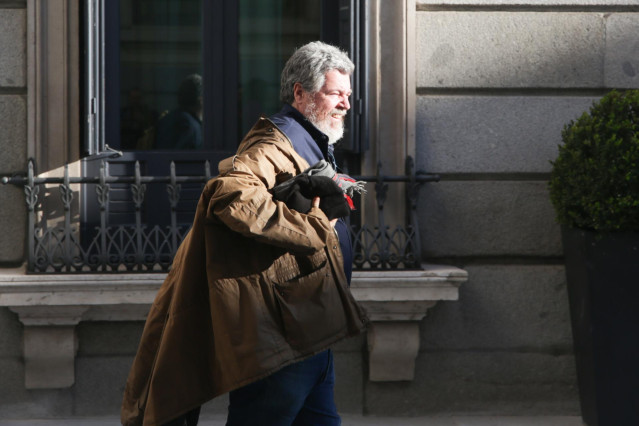 El diputado de Unidas Podemos en el Congreso, Juan López de Uralde, abandona la Cámara Alta tras la sesión de constitución de las Cortes para la XIV Legislatura, en Madrid (España), a 3 de diciembre de 2019.