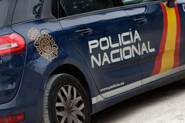 Agentes del Grupo Especial de Operaciones de la Policía Nacional GEO detuvieron el sábado a un hombre que tenía escopetas en su casa de la calle Gabriel Celaya en el municipio de San Fernando de Henares y que amenazaba con quitarse la vida.