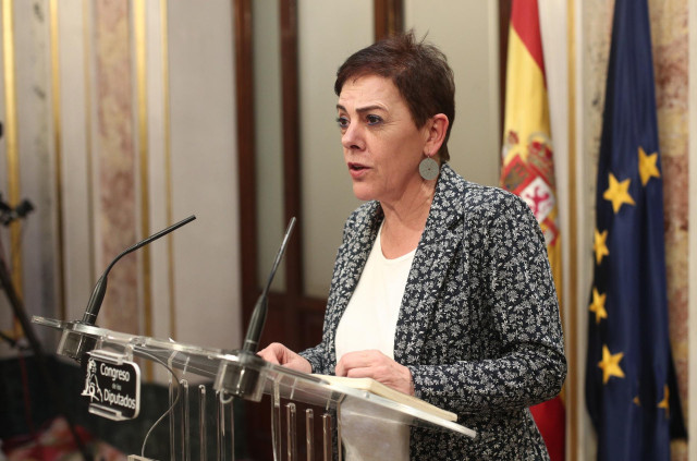La portavoz de EH Bildu en el Congreso, Mertxe Aizpurua, en rueda de prensa tras finalizar la sesión de constitución de las Cortes para la XIV Legislatura en el Congreso