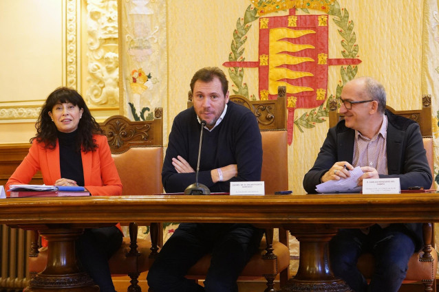 La concejal e Cultura, Ana Redondo; el alcalde de Valladolid, Óscar Puente, y el técnico de la concejalía de Cultura, Carlos Heredero.